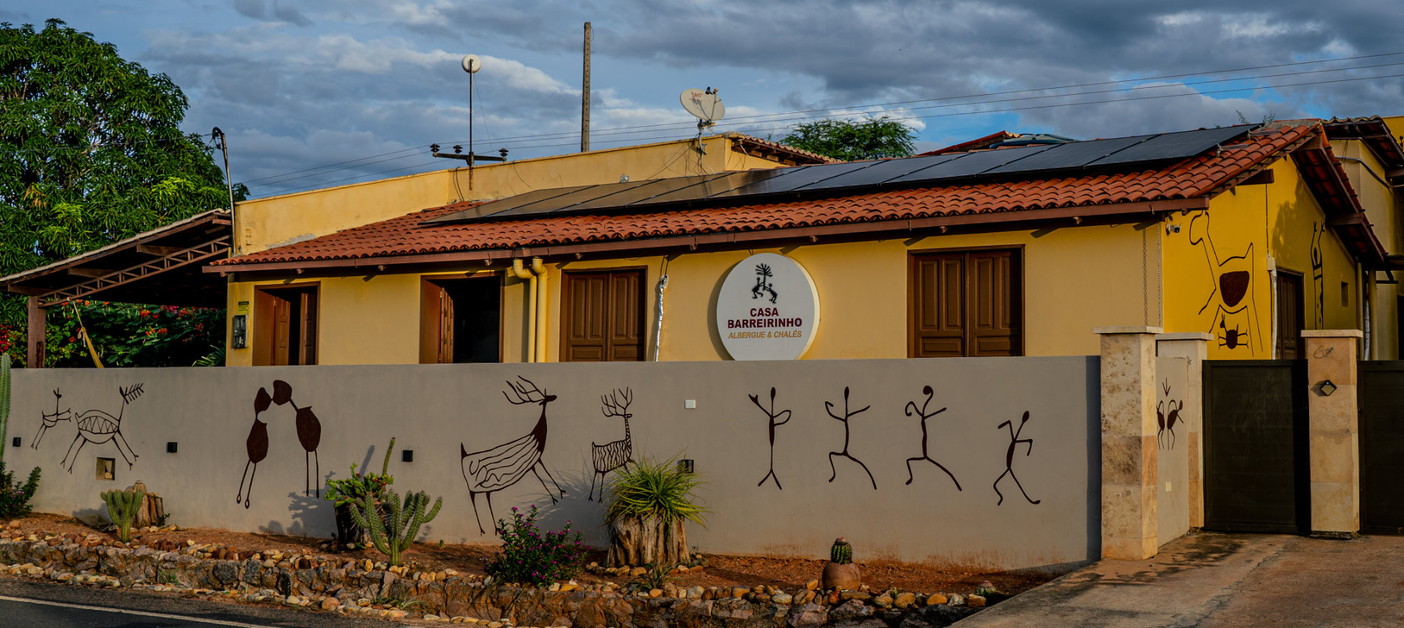 Casa Barreirinho — fachada com pinturas rupestres