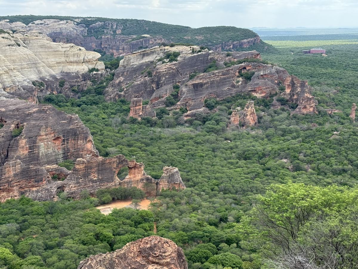 Vista dos paredões da Serra da Capivara, com o Museu da Natureza ao fundo