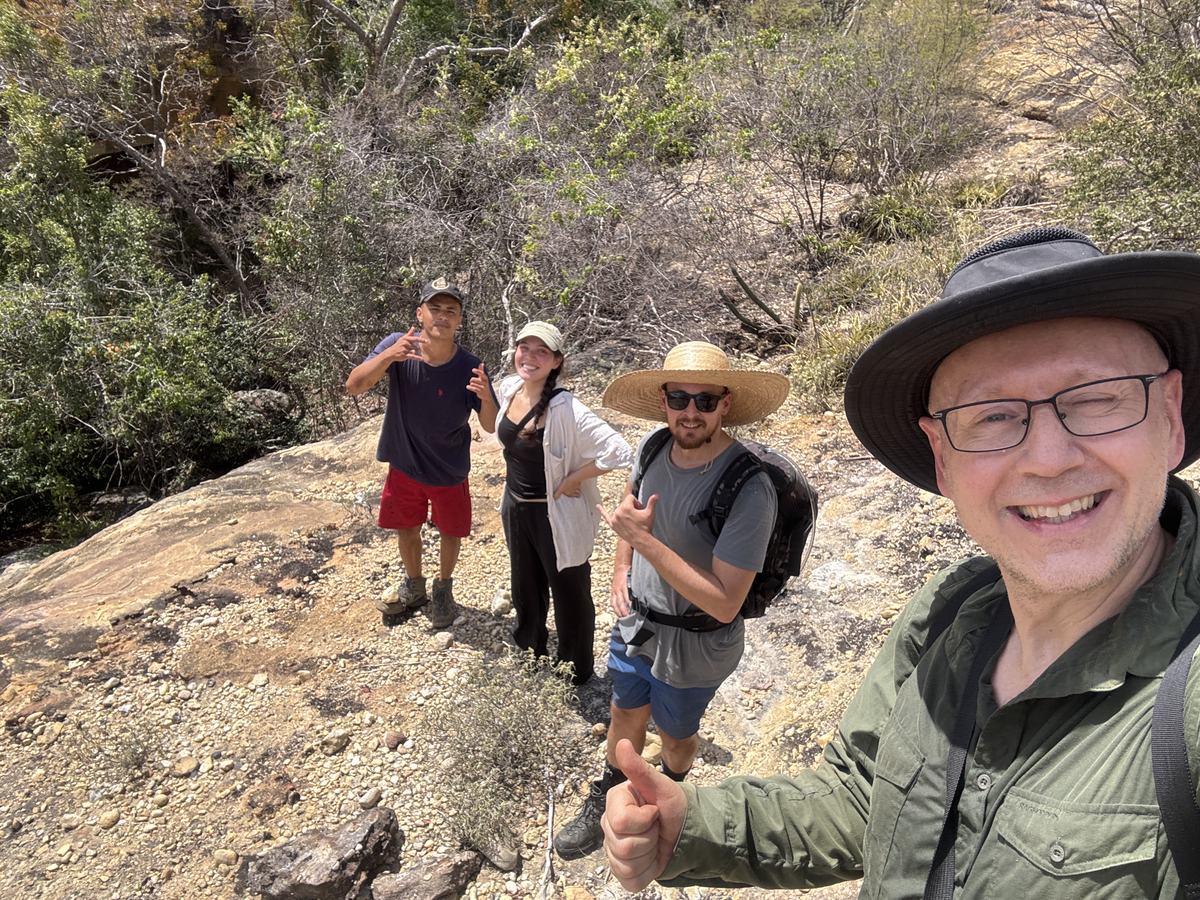 Uwe com hóspedes numa trilha da Serra da Capivara