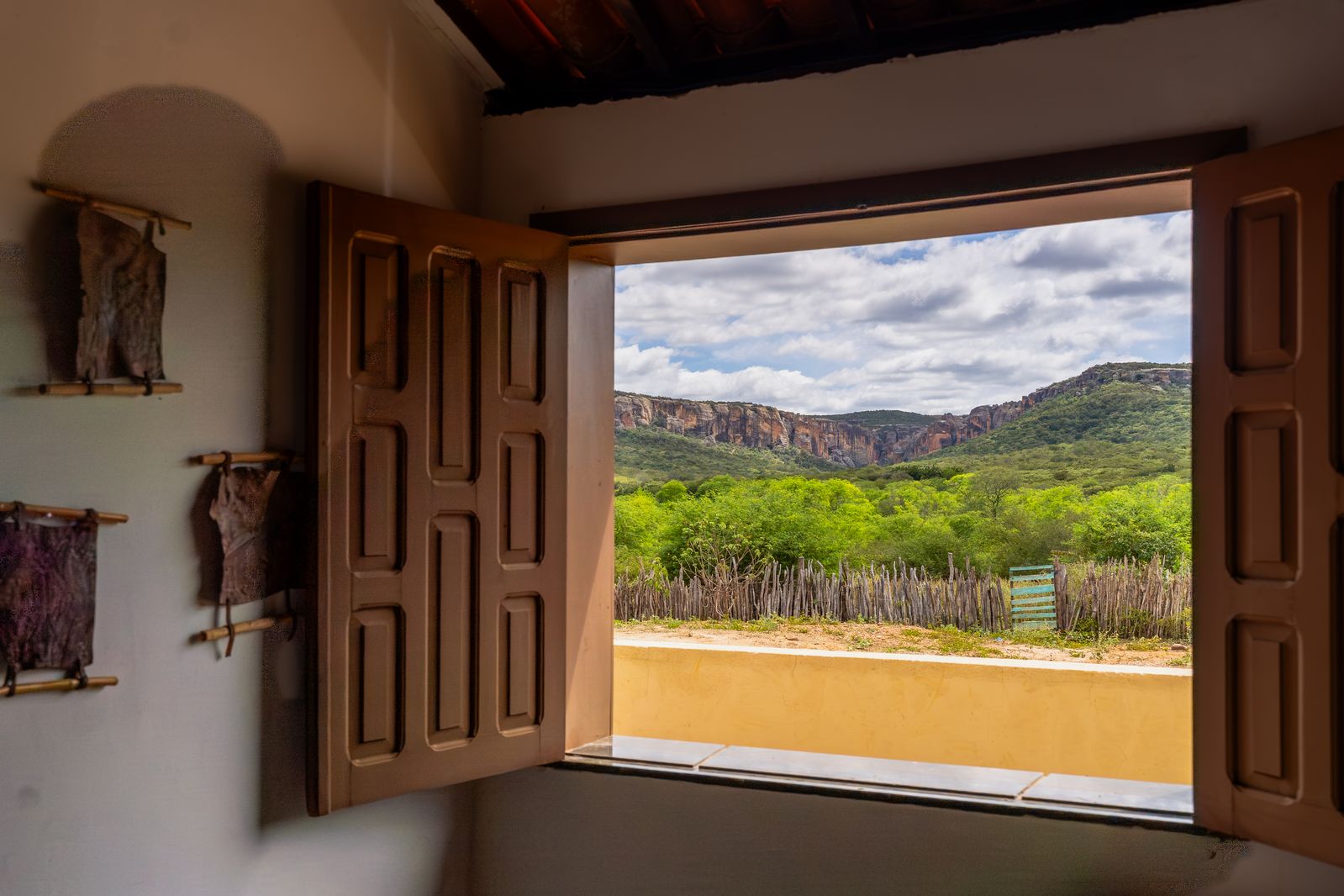 Vista da janela para os paredões da Serra da Capivara