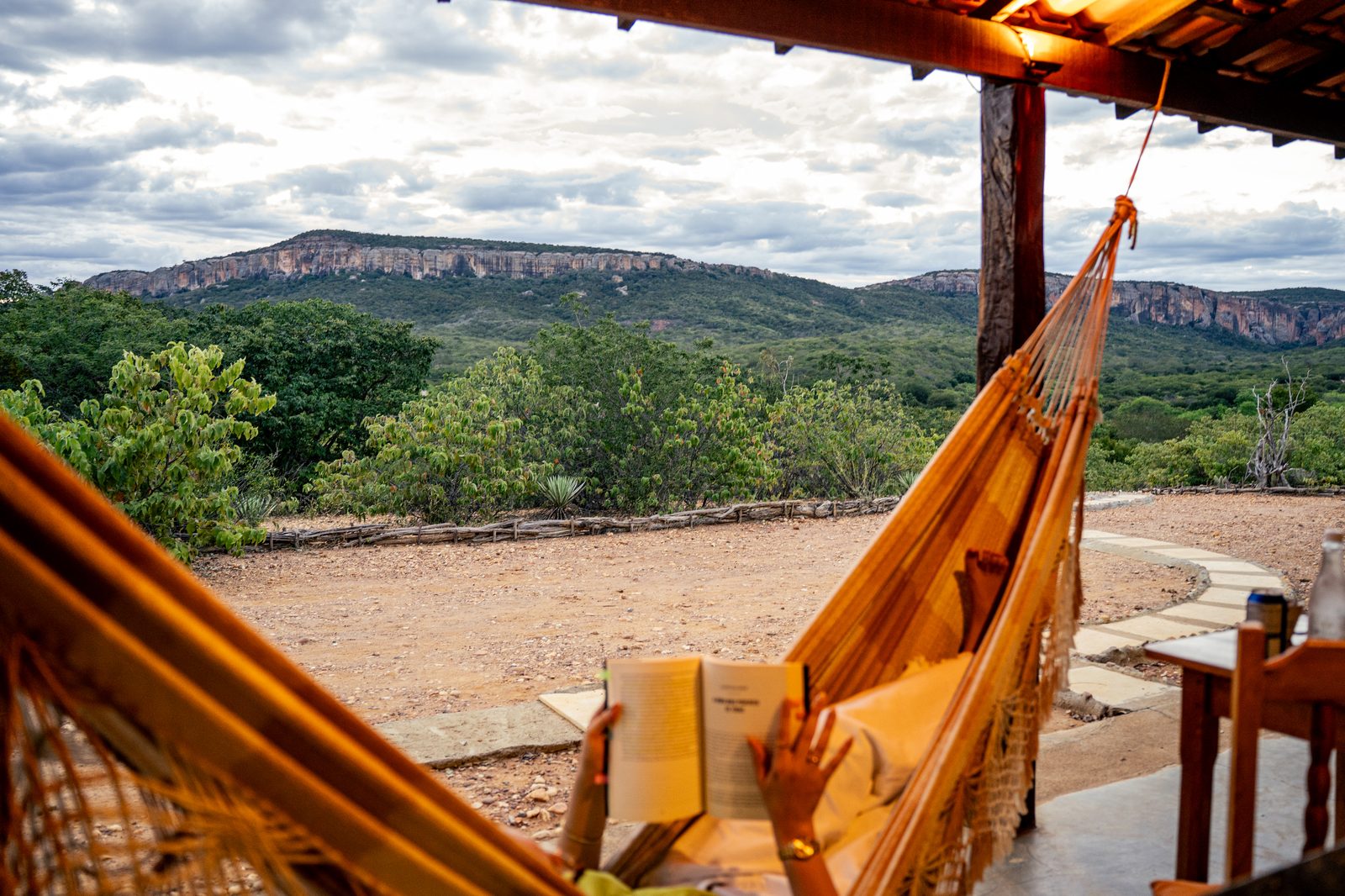 Rede na varanda com vista para a Serra da Capivara