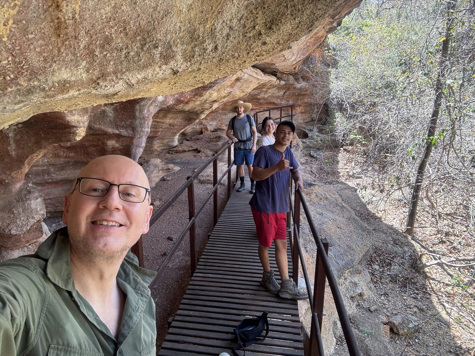 Uwe Felipe Weibrecht guiando visitantes numa passarela do Parque Nacional Serra da Capivara